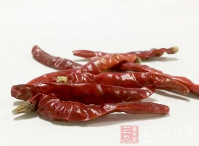 桂皮,干辣椒,蔥段,牛腩,茶油,白酒,姜塊,水,鹽,雞精 桂皮,干辣椒,蔥段,牛腩,茶油,白酒,姜塊,水,鹽,雞精