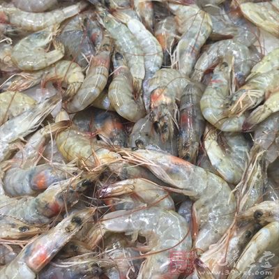 水燒開沸騰時倒入蝦 水燒開沸騰時倒入蝦