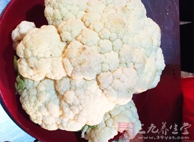 花菜掰小塊清洗,可在水中加少許鹽浸泡5分鐘 花菜掰小塊清洗,可在水中加少許鹽浸泡5分鐘