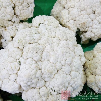 花菜用手掰就可以了,不必動刀 花菜用手掰就可以了,不必動刀