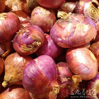 洋蔥(換成京蔥也行)大半個切絲,甜面醬半袋,姜末少許,鱿魚,糖,適量鹽 洋蔥(換成京蔥也行)大半個切絲,甜面醬半袋,姜末少許,鱿魚,糖,適量鹽