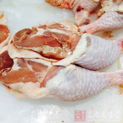 家鄉肉1小塊,雞腿1支,長年菜心1棵,鹽半小匙 家鄉肉1小塊,雞腿1支,長年菜心1棵,鹽半小匙
