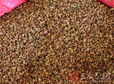 羊肉,10顆花椒,2塊生姜,1棵蔥結,少許料酒 羊肉,10顆花椒,2塊生姜,1棵蔥結,少許料酒