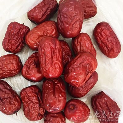 雞腿1只、瘦肉50g、淮山100g、姜適量、紅棗適量、鹽適量 雞腿1只、瘦肉50g、淮山100g、姜適量、紅棗適量、鹽適量