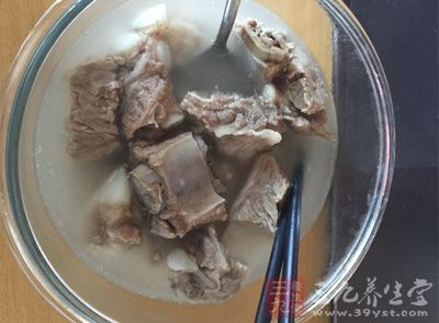 排骨斬成塊洗淨，焯水撈出待用