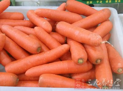 羊骨頭1000克、胡蘿卜500克、洋蔥少許、生姜5片