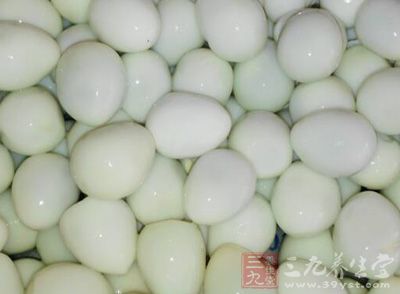撈出沖涼水,剝殼備用 撈出沖涼水,剝殼備用