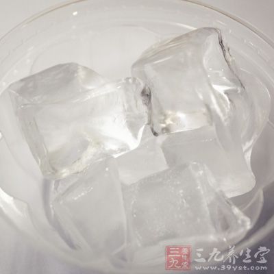甜菜根半杯,冰塊半杯,水50ml,淡奶適量 甜菜根半杯,冰塊半杯,水50ml,淡奶適量