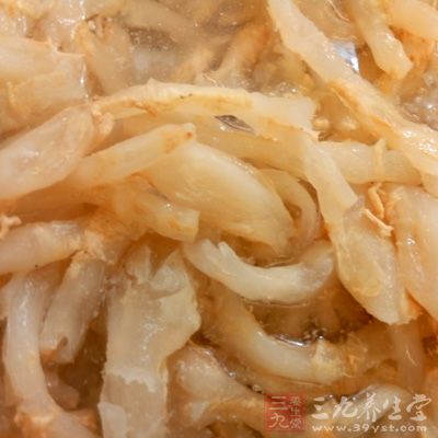 海蜇皮500克、青蘿卜200克、鹽5克、大蔥10克 海蜇皮500克、青蘿卜200克、鹽5克、大蔥10克