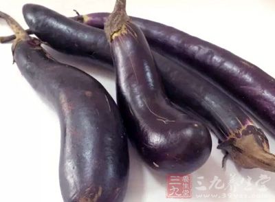 嫩長茄子4個,紅辣椒1個,大蒜4瓣,植物油、鹽、姜粉、味精、生抽、水澱粉 嫩長茄子4個,紅辣椒1個,大蒜4瓣,植物油、鹽、姜粉、味精、生抽、水澱粉
