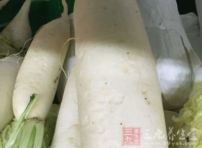 白蘿卜去皮,切條,用開水焯一下,去生味 白蘿卜去皮,切條,用開水焯一下,去生味