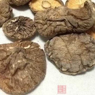 加入泡好的香菇 加入泡好的香菇