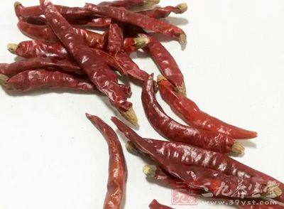 法式羊排1000克，胡蘿卜1000克，蔥姜蒜，干紅辣椒，小茴香