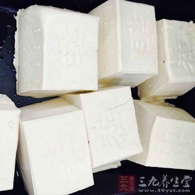 將整塊豆腐放入冷水鍋中煮至微沸 將整塊豆腐放入冷水鍋中煮至微沸
