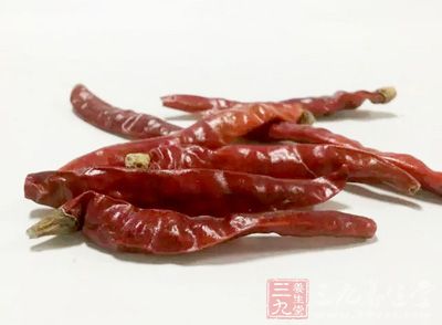 狗肉1500克，紅尖椒20克，白皮大蒜20克，醬油20克，香油15克，植物油60克