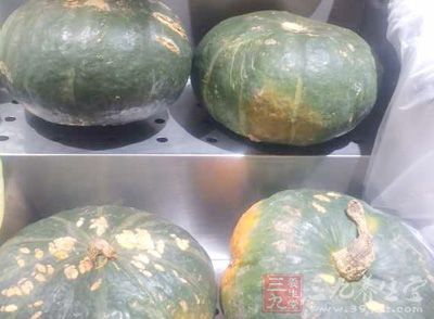 南瓜500克,糖桂花1大勺,面粉400克,白糖50克 南瓜500克,糖桂花1大勺,面粉400克,白糖50克