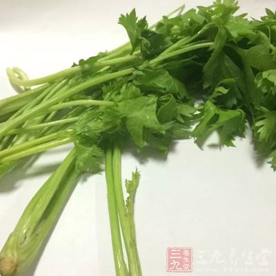芹菜150克,木耳10克,雞蛋三個,植物油30克,鹽5克,白糖5克 芹菜150克,木耳10克,雞蛋三個,植物油30克,鹽5克,白糖5克