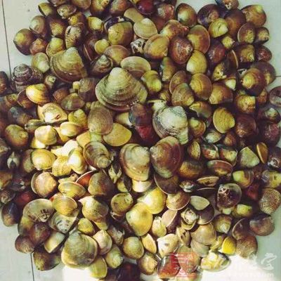 把泡文蛤的開水倒入蛋液 把泡文蛤的開水倒入蛋液