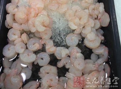 豌豆尖600克、蝦仁100克、姜末1匙、醬油2/1匙