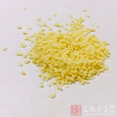 一棵苤藍,花椒油一大勺,芝麻一大勺,老抽一小勺,生抽兩大勺,雞精一小勺 一棵苤藍,花椒油一大勺,芝麻一大勺,老抽一小勺,生抽兩大勺,雞精一小勺