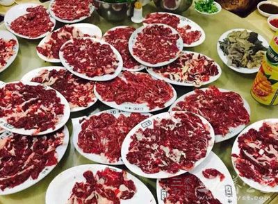 肉片600克,大白菜1/2棵,豆腐2塊,金針菇1把 肉片600克,大白菜1/2棵,豆腐2塊,金針菇1把