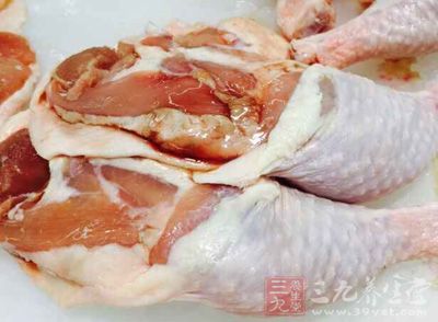 菜油50毫升，淨雞肉75克，鹽1捏，胡椒粉1捏