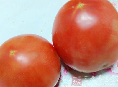 番茄2，雞蛋2，姜末，香蔥，牛奶少許，醬油，糖，鹽，香油，水澱粉