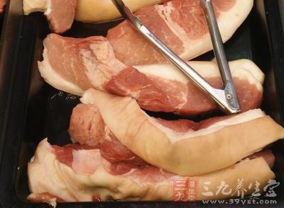 將五花肉煮10分鐘左右