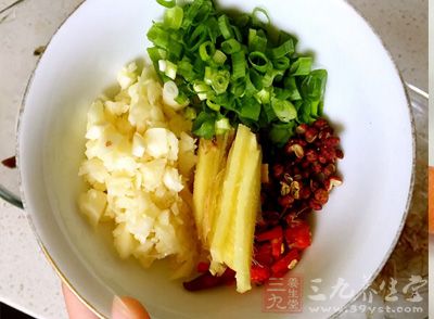 蔥、姜、蒜切碎成沫 蔥、姜、蒜切碎成沫