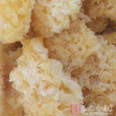 銀耳用清水浸泡 銀耳用清水浸泡