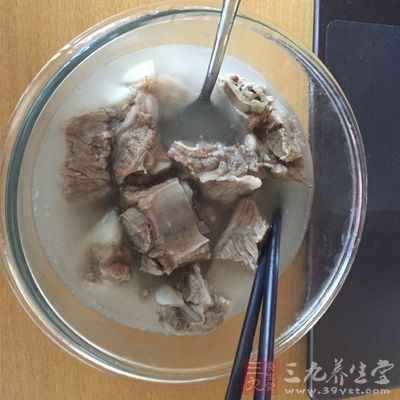 將排骨洗淨,剁成塊 將排骨洗淨,剁成塊