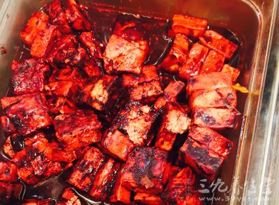 淨狗肉1500克，姜30克，大蒜30克，豆腐乳30克
