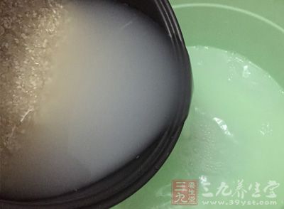 首先將大米掏干淨,用水浸泡半小時 首先將大米掏干淨,用水浸泡半小時