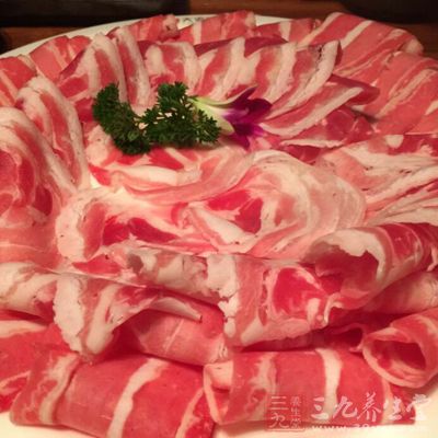 然後再把羊肉洗干淨，切好備用