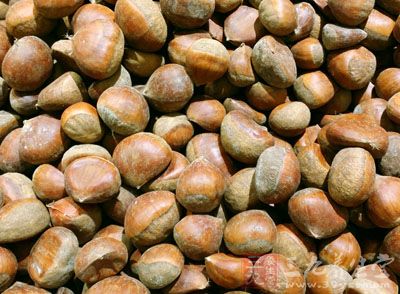 首先我們將買來的板栗,用干淨的清水清洗干淨 首先我們將買來的板栗,用干淨的清水清洗干淨