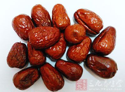首先我們將准備好的大棗放入清水中進行浸泡