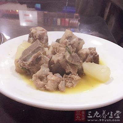 排骨洗淨備用,蘿卜切成塊 排骨洗淨備用,蘿卜切成塊
