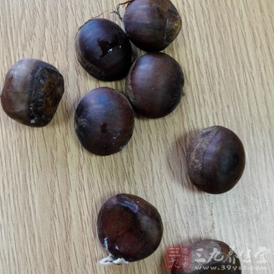 牛肉(腑肋)300克，栗子(鮮)200克，鹽5克，醬油5克，醬油5克