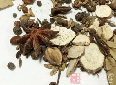 加上八角、花椒、料酒、大蔥,開小火 加上八角、花椒、料酒、大蔥,開小火
