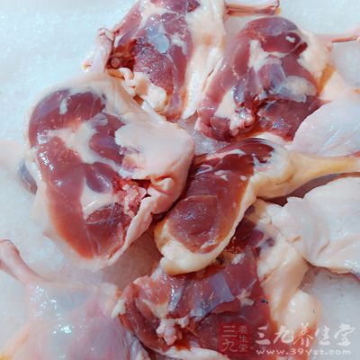 三黃雞1只,仔姜1大塊,紅綠小尖椒若干 三黃雞1只,仔姜1大塊,紅綠小尖椒若干