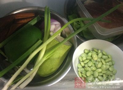 牛尾巴魚600克,粉條30克,蔥2克,姜10克 牛尾巴魚600克,粉條30克,蔥2克,姜10克