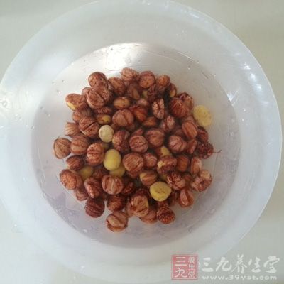 倒入栗子肉丁和白糖,燒開時撇去浮沫 倒入栗子肉丁和白糖,燒開時撇去浮沫