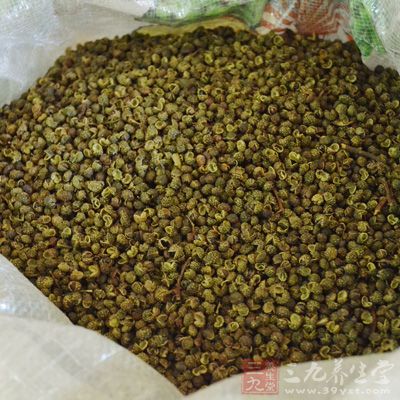 白菜、蒜、花椒、糖、鹽、雞精、醋、油、生抽、香油 白菜、蒜、花椒、糖、鹽、雞精、醋、油、生抽、香油