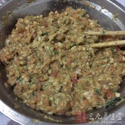 包入腌制好的肉餡 包入腌制好的肉餡