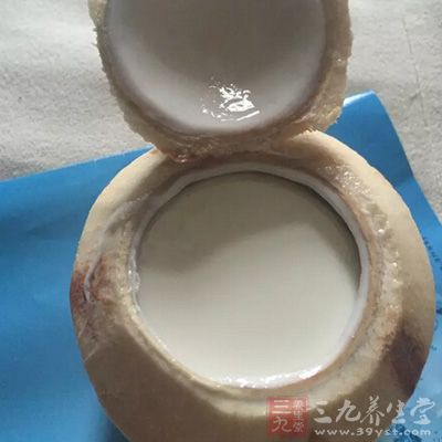 純牛奶一盒(250克),雞蛋2個,白糖適量,杏仁幾粒 純牛奶一盒(250克),雞蛋2個,白糖適量,杏仁幾粒