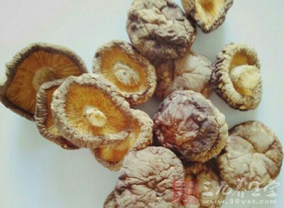 整雞腿1只,干香菇5朵,蔥姜蒜適量 整雞腿1只,干香菇5朵,蔥姜蒜適量