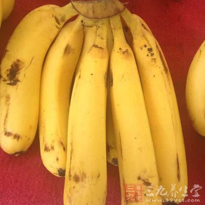 香蕉兩根,面包糠,栗粉,清水,油 香蕉兩根,面包糠,栗粉,清水,油