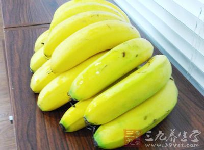 香蕉2根,雞蛋1個,面粉少許,面包糠 香蕉2根,雞蛋1個,面粉少許,面包糠