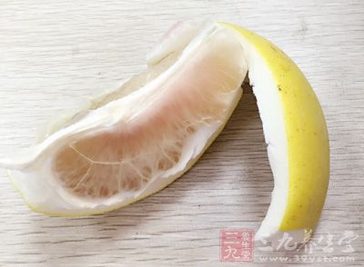 2個葡萄柚的皮,150g細砂糖,檸檬1/4個,適量白砂糖 2個葡萄柚的皮,150g細砂糖,檸檬1/4個,適量白砂糖