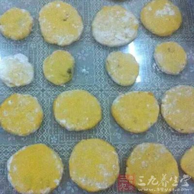 將揉好的面團分成小份，做成小餅狀